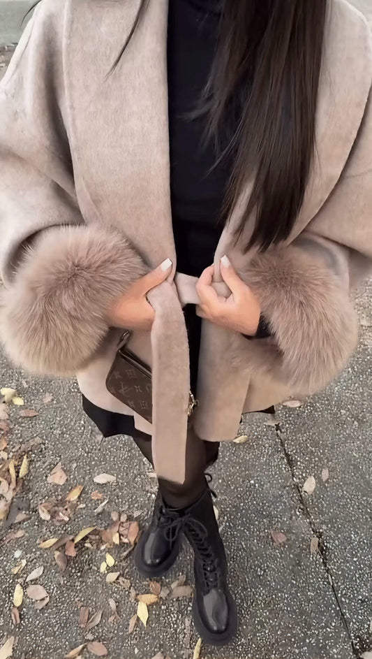 Kurzer Wollmantel mit Fellärmel Beige